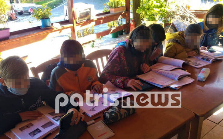 Απίστευτες εικόνες στην Ηλεία: Τηλεκπαίδευση με κινητό στο&#8230; καφενείο για μαθητές δημοτικού