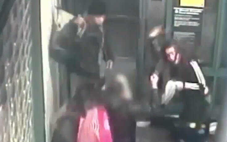 Εξοργιστικές εικόνες: Τους είπε να φορέσουν τις μάσκες στο ασανσέρ του μετρό και τη χτύπησαν με μανία