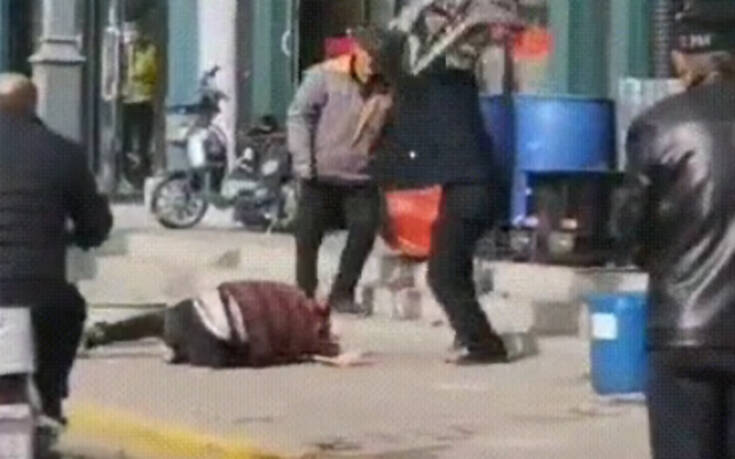 Εξοργιστικές εικόνες: Άντρας χτυπάει θανάτου τη γυναίκα του στον δρόμο και οι περαστικοί απλώς παρακολουθούν