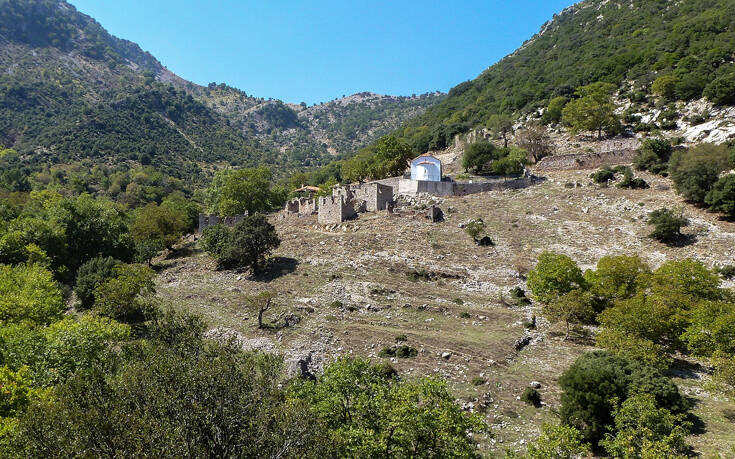 Το εγκαταλελειμμένο χωριό της Αχαΐας που ταξιδεύει στο χρόνο