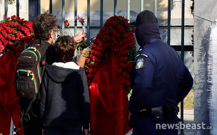 Πολυτεχνείο: Η στιγμή που ένα παιδί με τον πατέρα του αφήνει ένα γαρύφαλλο με τον αστυνομικό σε απόσταση αναπνοής