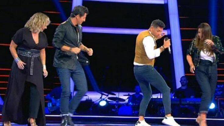 The Voice: Ο 55άρης Πέδρο τους έβαλε τα γυαλιά και τους χόρεψε στο ταψί