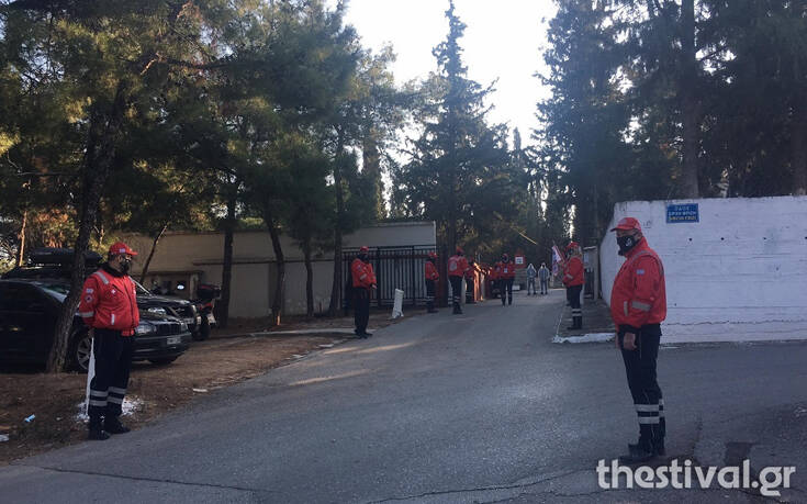 Συγκίνηση στο τελευταίο αντίο στον διασώστη που πέθανε από κορονοϊό