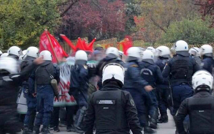 Επεισόδια στο μνημείο του Πολυτεχνείου στα Ιωάννινα: Μάχες σώμα με σώμα διαδηλωτών και Αστυνομίας