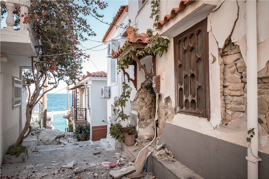 Συγκλονίζει ο πατέρας του Άρη που σκοτώθηκε στο σεισμό της Σάμου: Αγκάλιασε την Κλαίρη για να την προστατέψει αλλά δεν πρόλαβαν