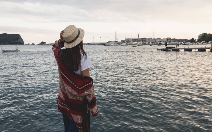 Πόζαρε στο Instagram με ακριβά ρούχα και κοσμήματα – Ληστές με μαχαίρια εισέβαλαν στο σπίτι και έδεσαν την ίδια και το μωρό της