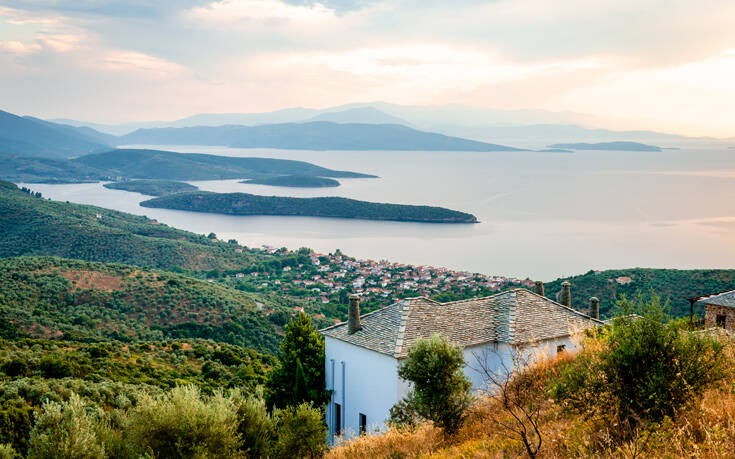 Λαύκος: Το «μπαλκόνι του Παγασητικού» με την εκπληκτική θέα