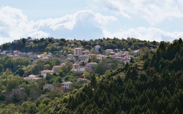 Κοσμάς: Το «μπαλκόνι» του Πάρνωνα με θέα που εντυπωσιάζει