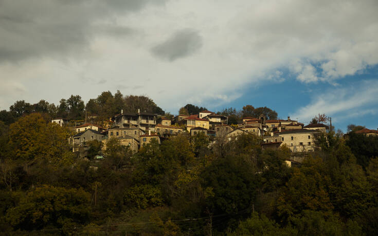 Το χωριό των Ιωαννίνων στη σκιά του πιο ξεχωριστού γεφυριού της χώρας