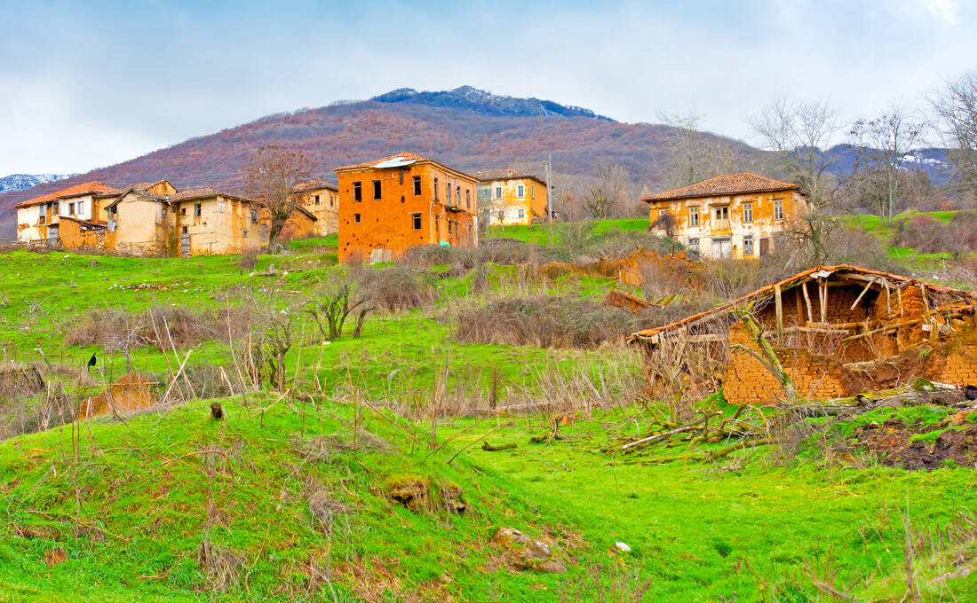Το κινηματογραφικό σκηνικό στο πλίνθινο χωριό της Καστοριάς