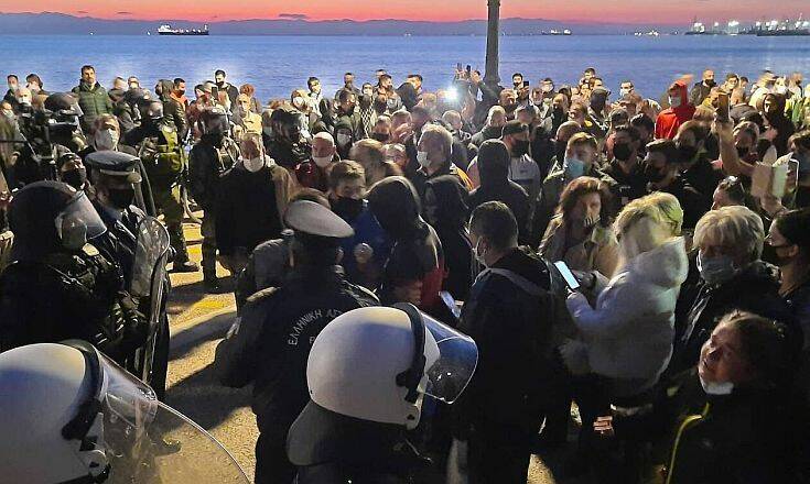 Συγκέντρωση αρνητών μάσκας στη Θεσσαλονίκη: Η Ένωση Φωτορεπόρτερ Ελλάδας καταγγέλλει επίθεση ακροδεξιών σε μέλη της