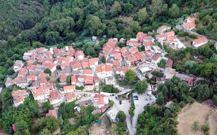 Το χωριό της Αρκαδίας ανάμεσα σε αμέτρητα αιωνόβια πλατάνια