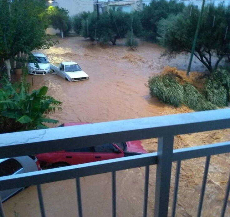 Κακοκαιρία στην Κρήτη: Παρασύρθηκε όχημα από τα ορμητικά νερά &#8211; Φόβοι ότι έχει επιβάτες