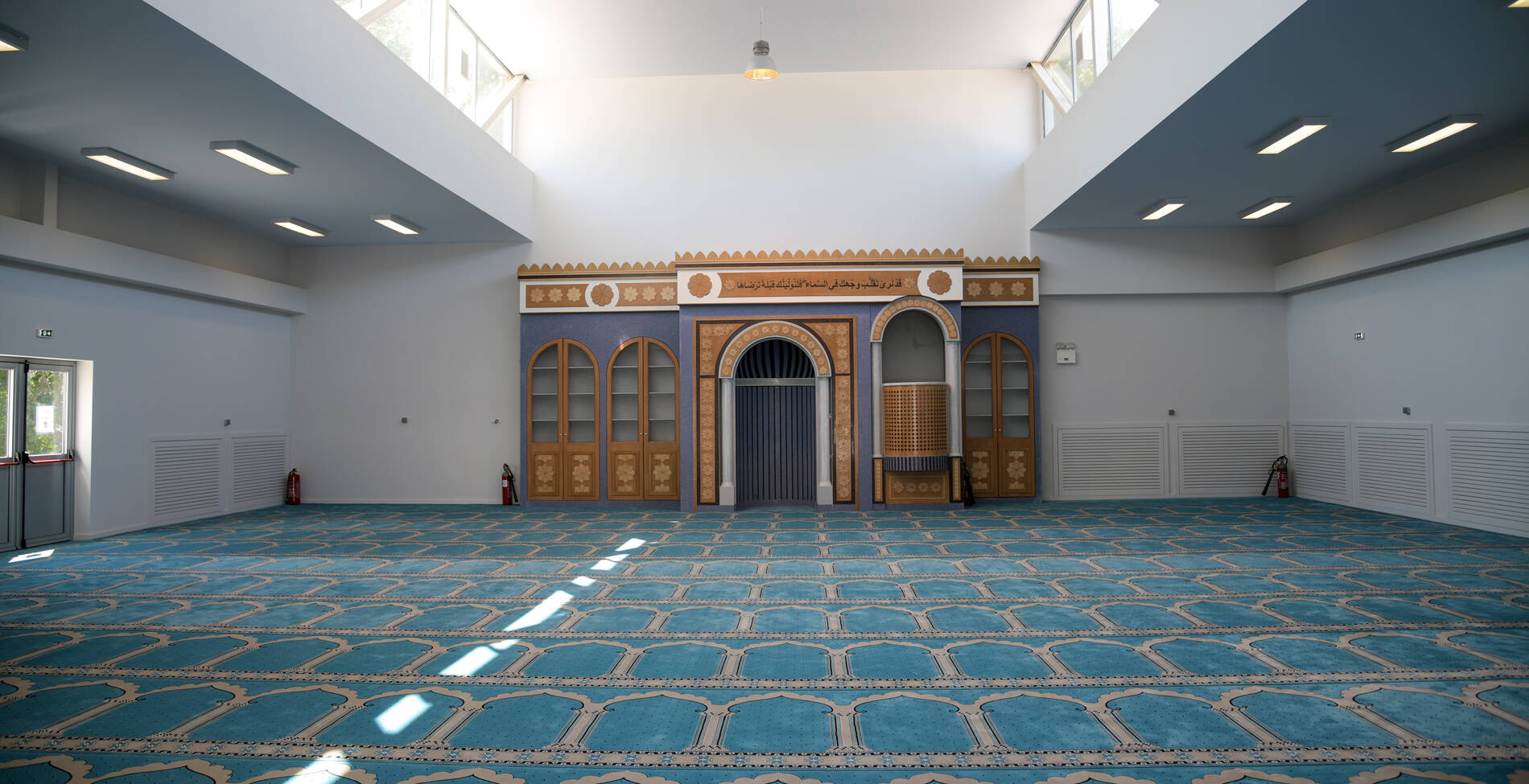 Τι είδαμε μπαίνοντας στο νέο ισλαμικό τέμενος της Αθήνας