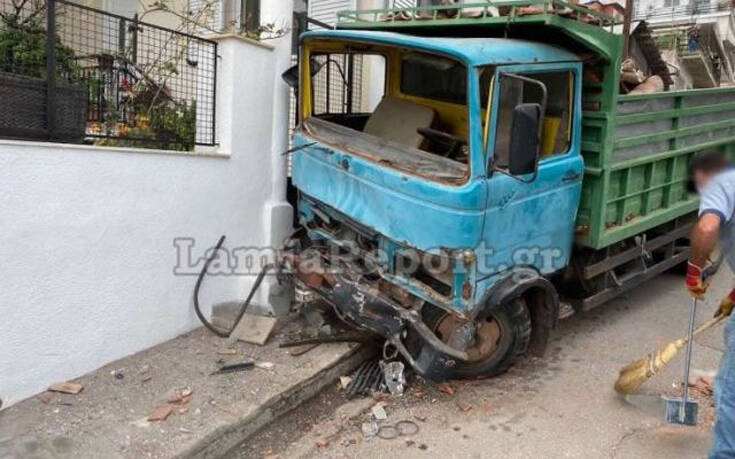 Στυλίδα: Συγκρούστηκαν δύο φορτηγά – Το ένα καρφώθηκε σε κολόνα και το άλλο έπεσε πάνω σε σπίτι