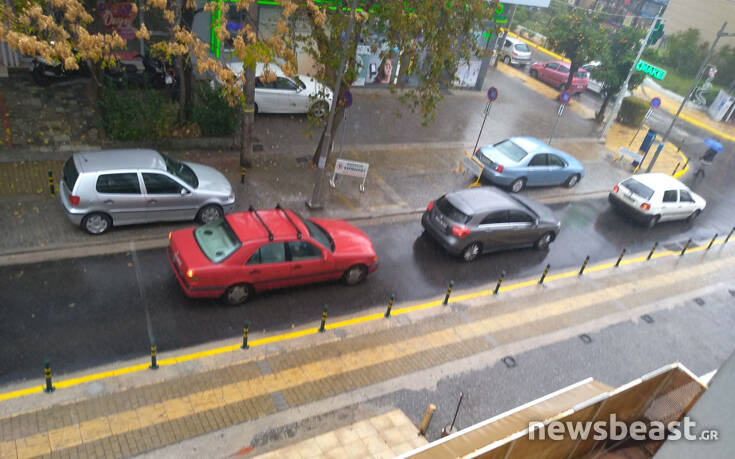 Καιρός: Ισχυρή καταιγίδα στην Αττική – Σφοδρή βροχόπτωση και στο κέντρο της Αθήνας