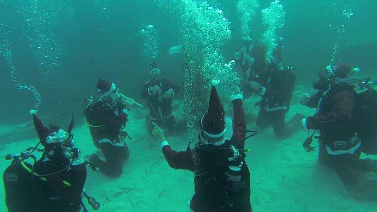 Κύπρος: Δύτες τραγούδησαν τα κάλαντα, έφαγαν Christmas cake και αντάλλαξαν δώρα κάτω από το νερό