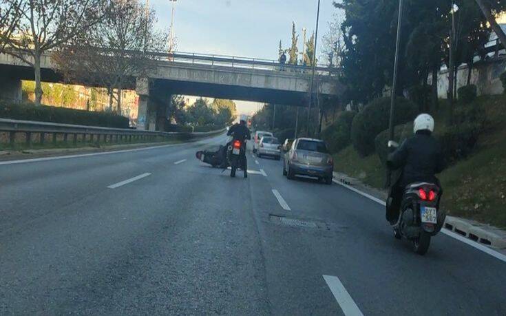 Σοβαρό τροχαίο στη Λεωφόρο Βουλιαγμένης – Μηχανή συγκρούστηκε με ΙΧ