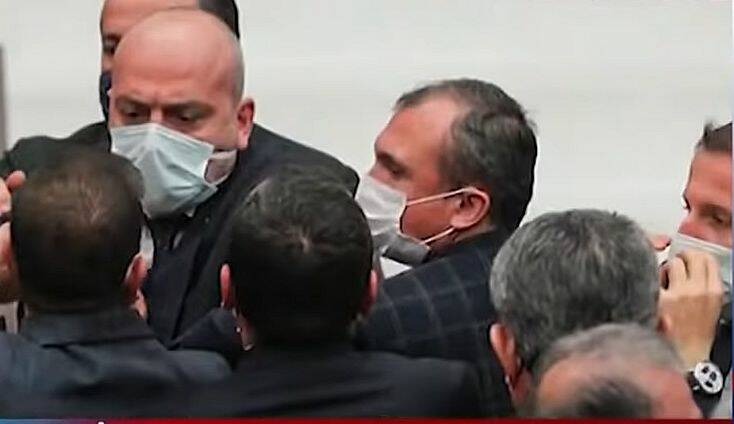 Τούρκοι βουλευτές μετέτρεψαν σε… ρινγκ το κοινοβούλιο