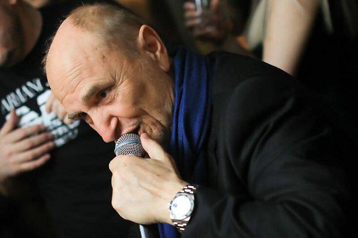 Χάρης Γαλανός: Έφυγε από κορονοϊό ο εμβληματικός τραγουδιστής του Elysee στο Λονδίνο