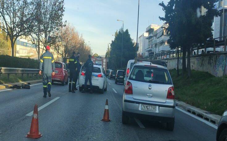 Σοβαρό τροχαίο στη Λεωφόρο Βουλιαγμένης – Μηχανή συγκρούστηκε με ΙΧ