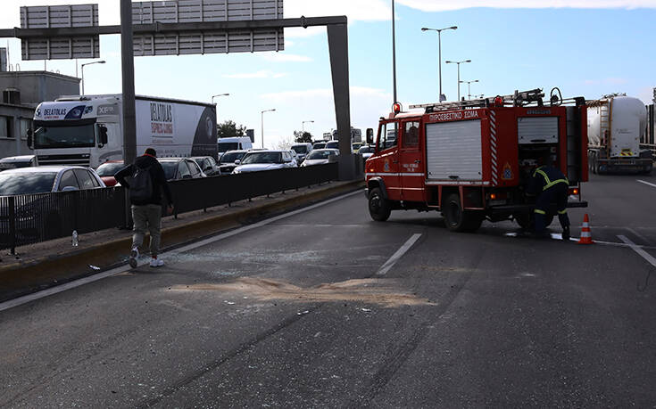 Εικόνες από το τροχαίο στον Κηφισό: Τζιπ έπεσε σε κολώνα – Ένας τραυματίας