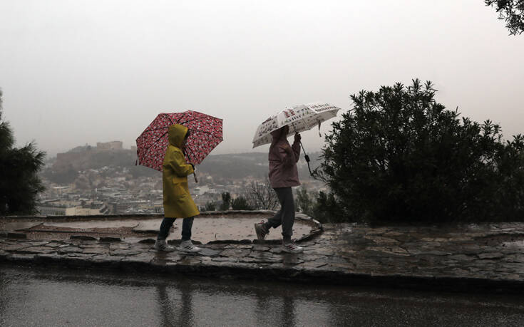 Καιρός: Βροχές και κρύο, χιόνια στα ορεινά