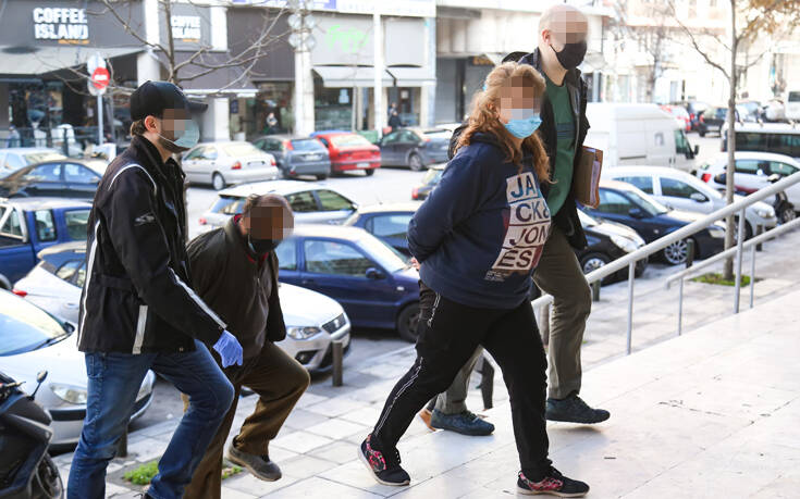 Δολοφονία στη Θεσσαλονίκη: Στον εισαγγελέα η 45χρονη γιαγιά και ο σύντροφος της – Δείτε εικόνες
