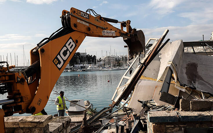 Εργασίες κατεδάφισης αυθαίρετων κατασκευών στο Μικρολίμανο