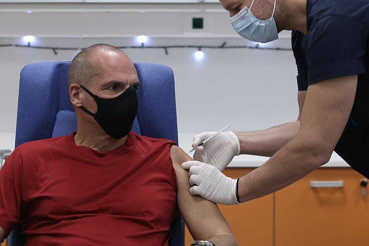 Βαρουφάκης μετά τον εμβολιασμό του: «Δεν μου το κάνατε, με κοροΐδέψατε»