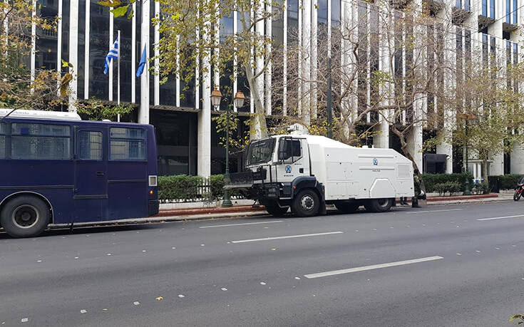 Αυξημένα τα μέτρα ασφαλείας στη Βουλή: Αύρα της ΕΛΑΣ βρίσκεται σταθμευμένη ακριβώς απέναντι