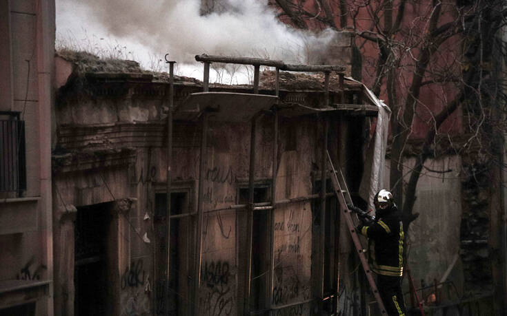 Σε εξέλιξη παραμένει η φωτιά στο εγκαταλελειμμένο σπίτι στα Εξάρχεια