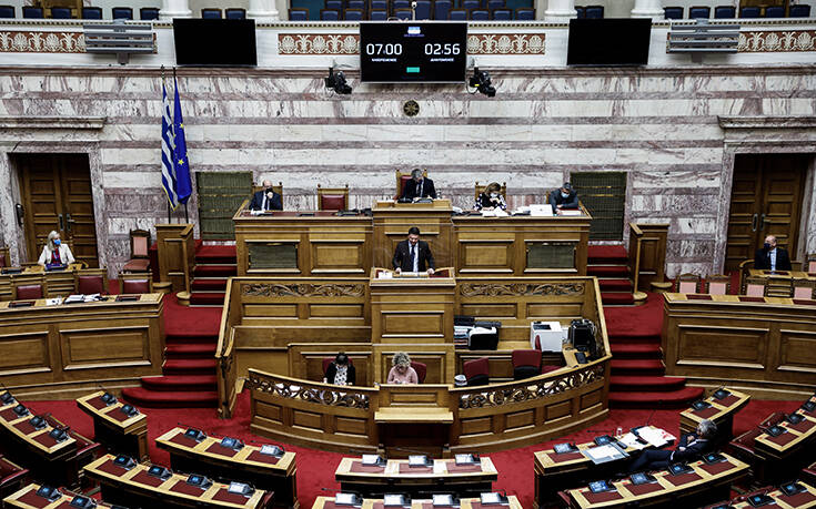 Βουλή: Έντονη αντιπαράθεση για την οριακή κατάσταση του ΕΣΥ &#8211; «Τα νοσοκομεία δεν υποστελεχώθηκαν από τη μια ημέρα στην άλλη»