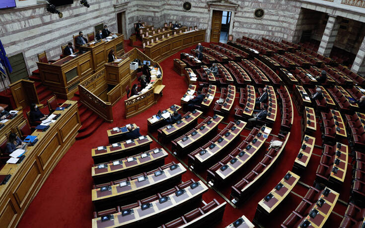 Βουλή: Αντιπαράθεση μεταξύ κυβέρνησης και αντιπολίτευσης για το νομοσχέδιο του υπουργείου Παιδείας