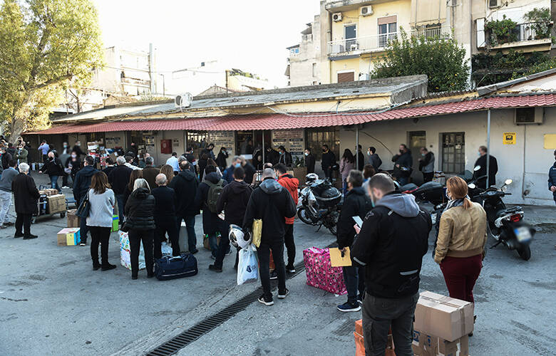 Ουρές σχηματίζουν οι πολίτες στα ΚΤΕΛ για να στείλουν και να παραλάβουν δέματα