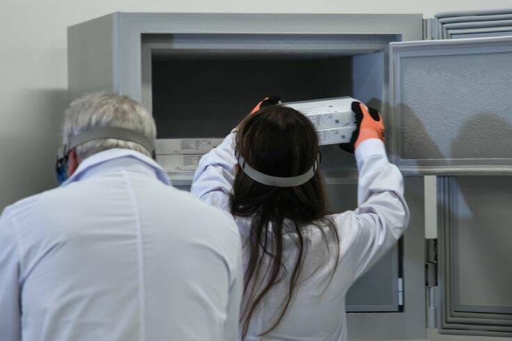 Η Sanofi θα παραγάγει εμβόλια των Pfizer και BioNTech, αλλά συνεχίζει τη δική της έρευνα