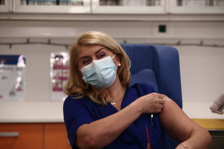 Η πρώτη δήλωση της νοσηλεύτριας που άνοιξε τον εμβολιασμό στην Ελλάδα