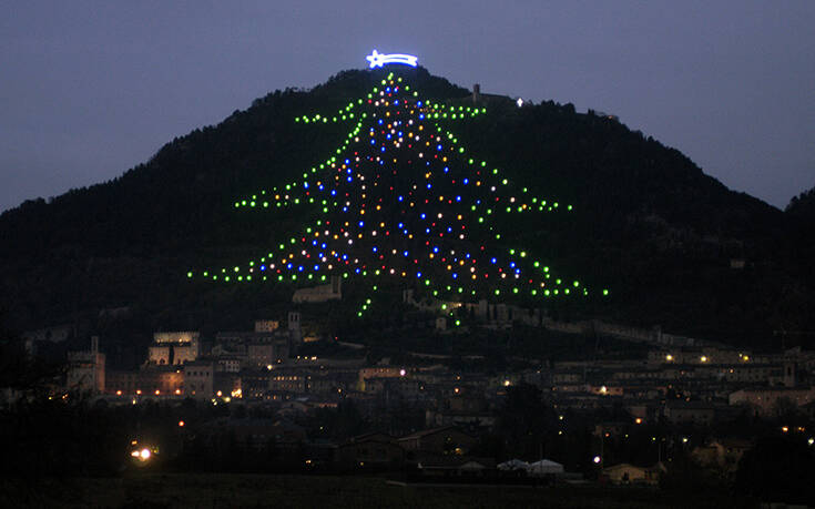 Ιταλία: Φωταγωγήθηκε το μεγαλύτερο χριστουγεννιάτικο δέντρο στον κόσμο