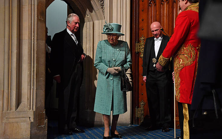 Τα μηνύματα που στέλνει η βασίλισσα Ελισάβετ ανάλογα με τον τρόπο που κρατάει την τσάντα της