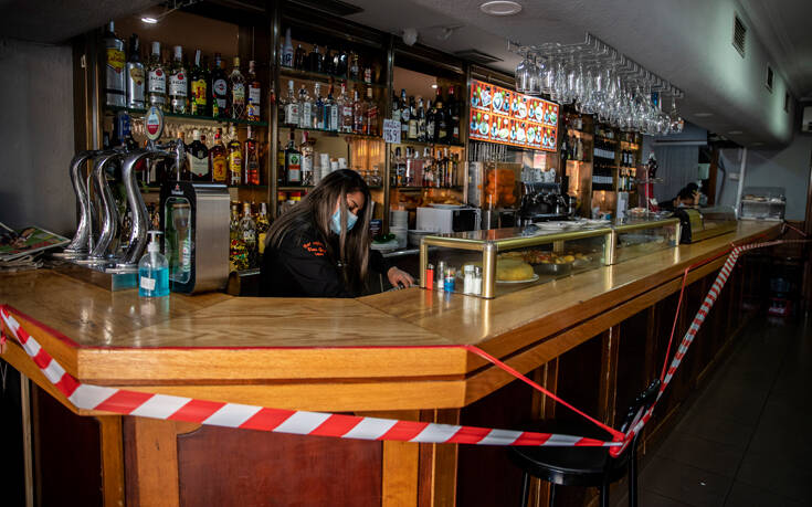 Του κορονοϊού τα παράξενα: Μπαρ στη Μαδρίτη ζητεί από τους τακτικούς του πελάτες να προπληρώσουν τα ποτά τους ώστε να επιβιώσει