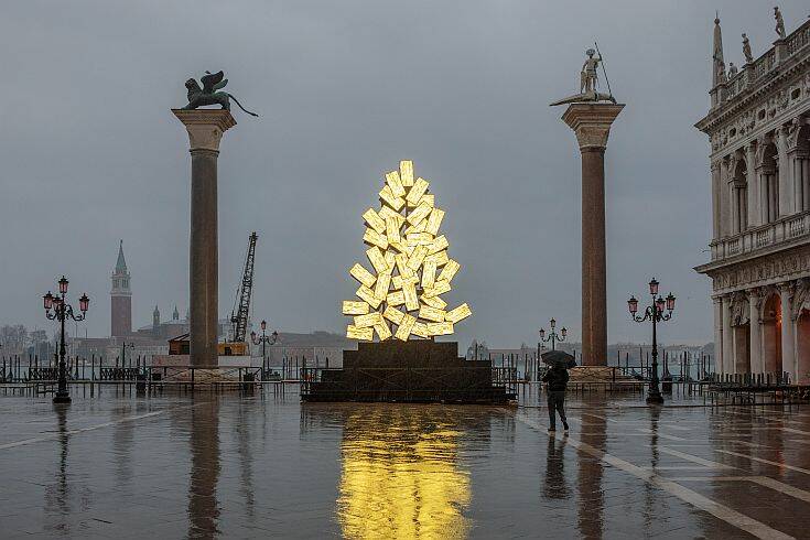 Στη Βενετία, η πλατεία του Αγίου Μάρκου και το Μεγάλο Κανάλι πλημμύρισαν με φως για τα Χριστούγεννα