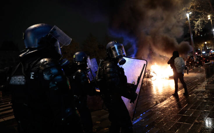 «Βράζει» η Γαλλία με τον νέο νόμο: Αστυνομικός έριξε κάτω οπερατέρ του Reuters