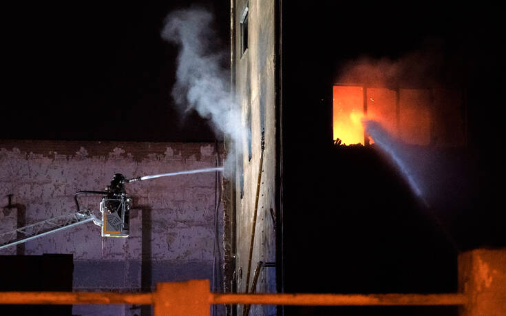 Πύρινη κόλαση σε βιομηχανικό κτίριο στη Βαρκελώνη – Δύο νεκροί από τη φωτιά