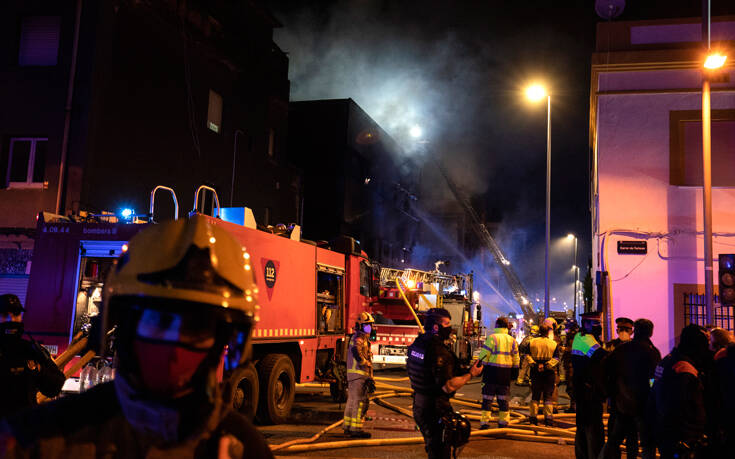 Πύρινη κόλαση σε βιομηχανικό κτίριο στη Βαρκελώνη – Δύο νεκροί από τη φωτιά