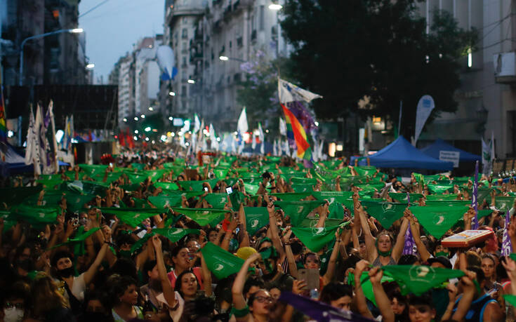 Διχάζει την Αργεντινή για τη νομιμοποίηση των αμβλώσεων &#8211; Διαδηλώσεις μπροστά από τη Βουλή
