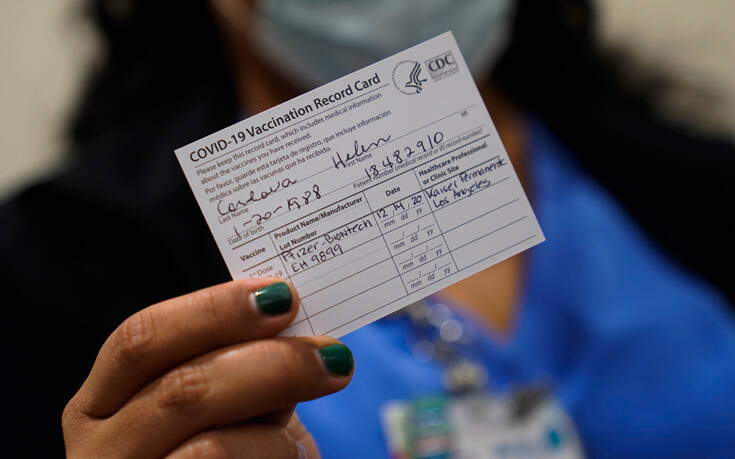 Χαραμάδα ελπίδας από τους εμβολιασμούς στις ΗΠΑ με φόντο τους 300.000 νεκρούς από κορονοϊό