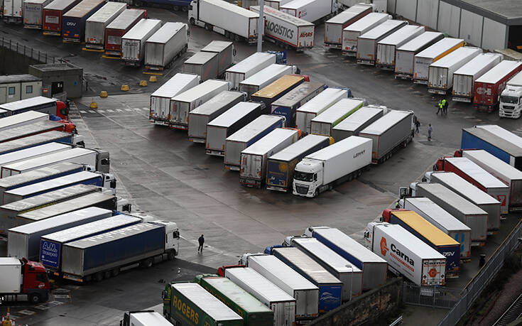 Χριστούγεννα στο τιμόνι για Έλληνες οδηγούς φορτηγών που έχουν εγκλωβιστεί στα σύνορα Γαλλίας &#8211; Βρετανίας