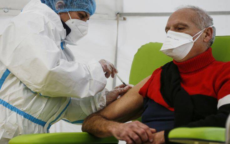Κόντε: Ο εμβολιασμός κατά του κορονοϊού δεν θα γίνει υποχρεωτικός στην Ιταλία