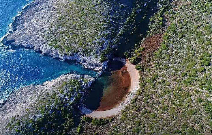 Του Παπά η Λίμνα: Ένας πανέμορφος φυσικός όρμος στη Μεθώνη &#8211; Δείτε εντυπωσιακές εικόνες από ψηλά