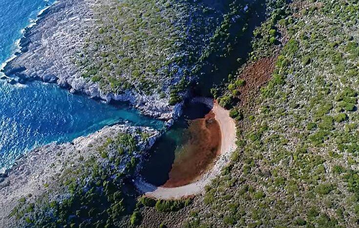 Του Παπά η Λίμνα: Ένας πανέμορφος φυσικός όρμος στη Μεθώνη &#8211; Δείτε εντυπωσιακές εικόνες από ψηλά